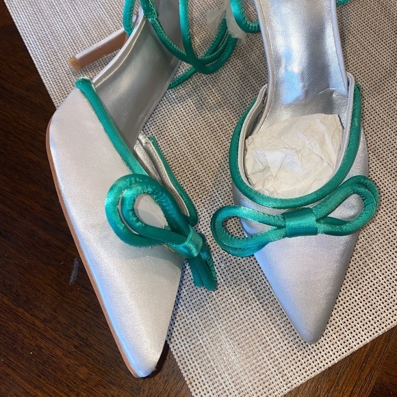Woman’s size 9 green heels with pointed toe and bow - Picture 3 of 4